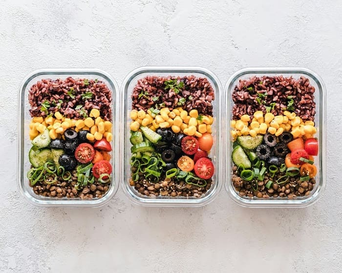 Mehr über den Artikel erfahren Abnehmen mit Meal Prep: So sparst du Zeit und Kalorien