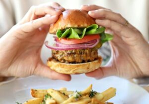 Mehr über den Artikel erfahren Cheat Days beim Abnehmen: Sinnvoll oder kontraproduktiv?