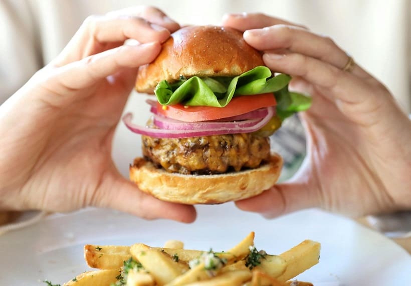 Mehr über den Artikel erfahren Cheat Days beim Abnehmen: Sinnvoll oder kontraproduktiv?