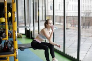 Mehr über den Artikel erfahren Wie wichtig Pausen beim Training für den Fettabbau sind