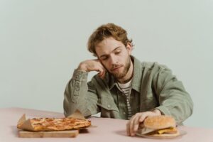 Mehr über den Artikel erfahren So gehst du richtig mit Heißhungerattacken um