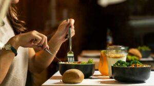 Mehr über den Artikel erfahren Abnehmen durch bewusstes Essen statt Diäten