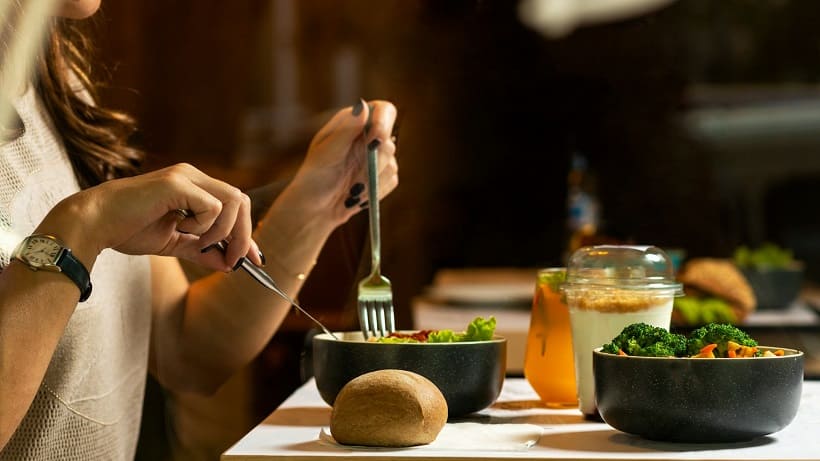 Mehr über den Artikel erfahren Abnehmen durch bewusstes Essen statt Diäten