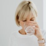 Bauchfett reduzieren mit Wassertrinken - so viel brauchst du