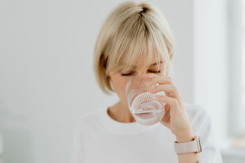 Mehr über den Artikel erfahren Bauchfett reduzieren mit Wassertrinken – so viel brauchst du