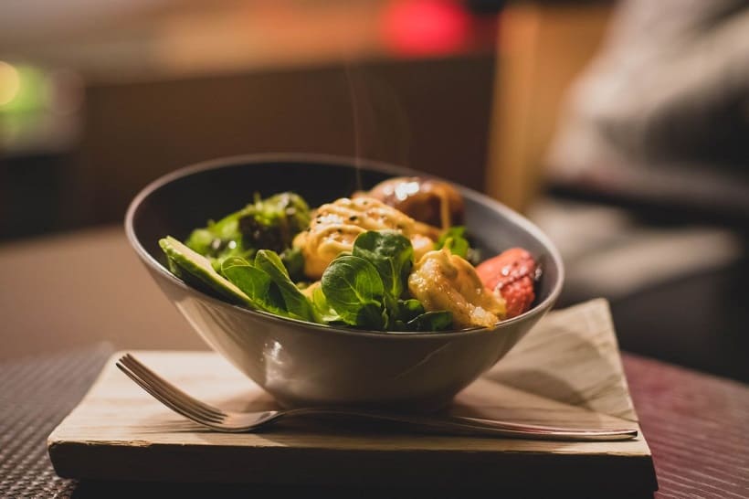 Mehr über den Artikel erfahren 12 Tipps, um abends weniger zu essen