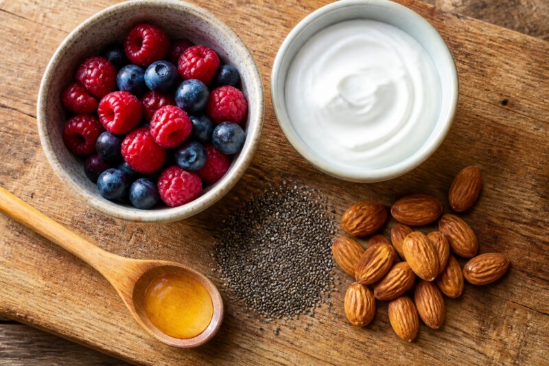 Abnehmen mit gesunden Desserts: Eine Auswahl an frischen, gesunden Zutaten wie Beeren, Joghurt und Nüssen, die die Bausteine für abnehmfreundliche Desserts darstellen.
