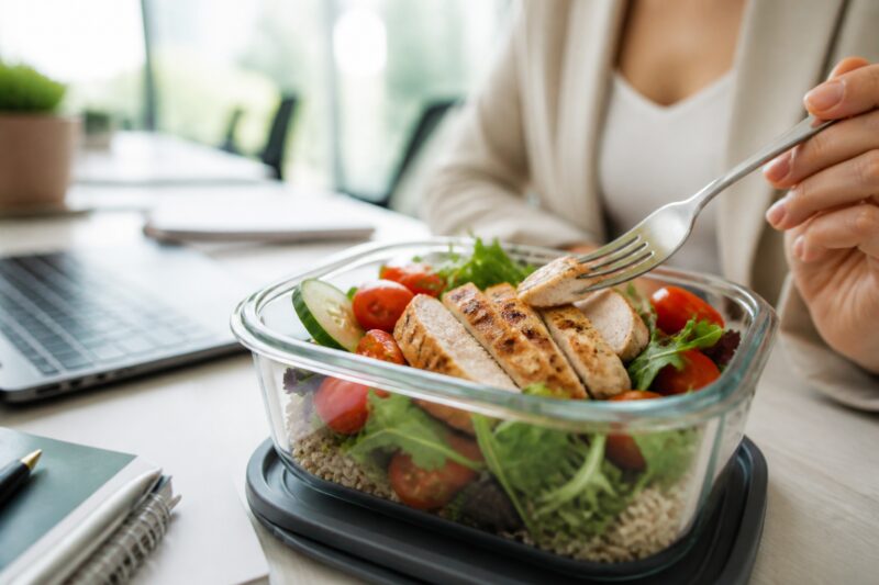 Mehr über den Artikel erfahren Kalorienarme Rezepte für stressige Arbeitstage: Dein Guide